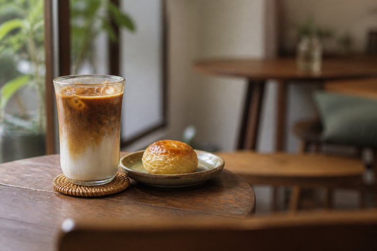 Kopi gula aren dan kudapan di meja kafe